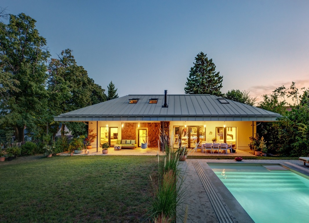Családi nyaraló felújítása és bővítése Balatonakarattyán –  studio _by Atelier 