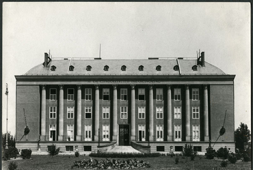 Az egykori debreceni csendőrkerületi parancsnokság épülete eredeti állapotában, épültGerlóczy Gedeon tervei alapján 1929-1930-ban. Kép: MÉM MDK, Gerlóczy Gedeon hagyatéka

