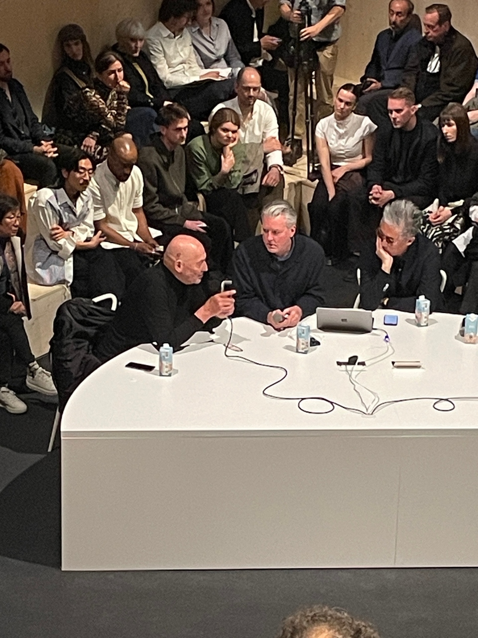 Rem Koolhaas-t Christopher Hawthorne (a Yale School of Architecture tanára), Mark Lee (Johnston Marklee alapító partnere) és Florencia Rodriguez (a University of Illinois Chicago építészeti intézetének igazgatója) kérdezték az építészeti kritika jelenkori helyzetéről.