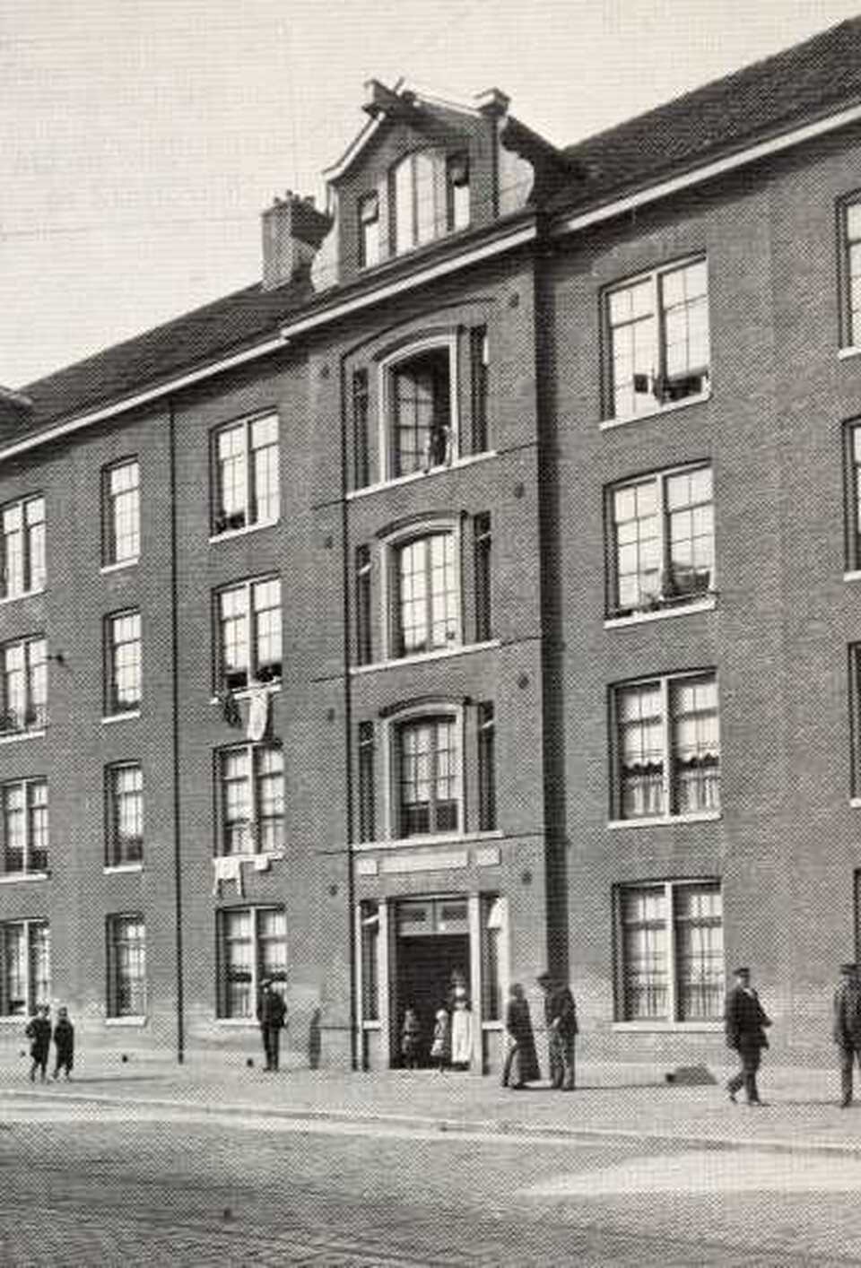 Az egyik első holland lakószövetkezet által épített szociális lakóépület, Planciusstraat, 1856
forrás: hart.amsterdam