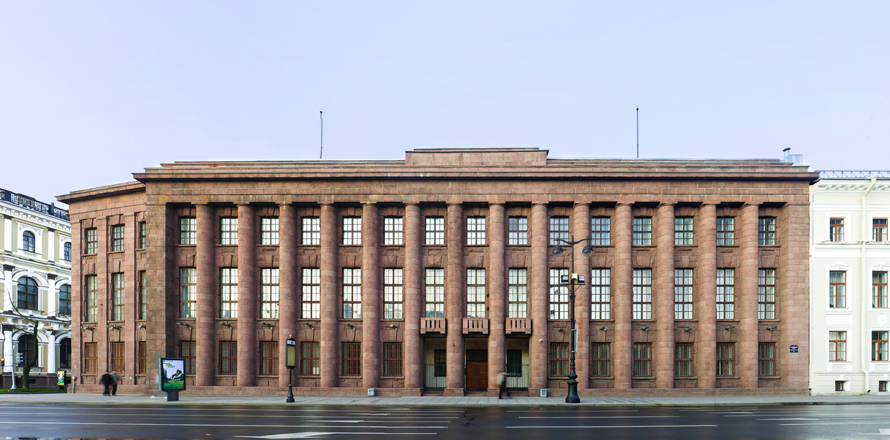 A KELETTERV székházának előképe, Peter Behrens híres szentpétervári német nagykövetségi épülete. Forrás: DmitriyGuryanov/Wikimedia Commons