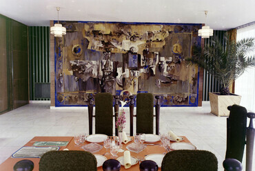 Hotel Claudius, étterem. Szemben Fóth Ernő fetőművész Claudius című gobelinje, 1972. Forrás: Fortepan / Bauer Sándor
