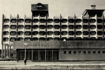 Homlokzati részlet, 1973. Forrás: Magyar Építőipar
