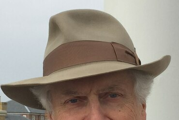 Léon Krier Poundburyben, 2016. Forrás: Wikimedia Commons | Rggv
