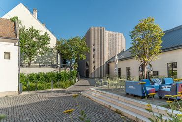 A szomszédos FOTON Audiovizuális Központ a várnegyed talán legtöbb történelmi réteget érintő projektje, 2023-ra készült el. Legrégebbi eleme a jobboldali, barokk Simoga-ház házban kialakított Csikász Galéria.
