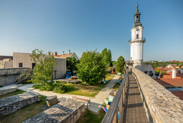 A projekt harmadik eleme a várfal mögötti park és remek panorámájú gyilokjáró, ahonnan a középkori alapokon álló, copf tűztorony is megközelíthető.
