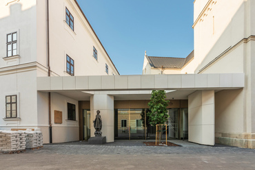 A vár legészakibb épülete, a nagyszeminárium és a Szent Mihály-székesegyház között áll a több mint ezer éves Szent György-kápolna, ami köré szintén az M Építész Iroda tervezett új védő és bemutatóépületet, ami kisebb egyházi események megtartására is alkalmas. Innen a Vár utca utolsó harminc méteres szakasza sajnos még lezárt építési terület.
