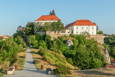 A nagypréposti palota állványzata, és a székesegyház között, egy alig méternyire összeszűkülő, beláthatatlan sarkon át most is szabadon járható a várból a Benedek-hegyre vezető sétány, bár a megtalálását helyszíni tábla vagy térkép nem segíti. Végpontjáról kiválóan látható a vár északi oldala, a nagyszeminárium és a Körmendy Ház megújult homlokzataival.
