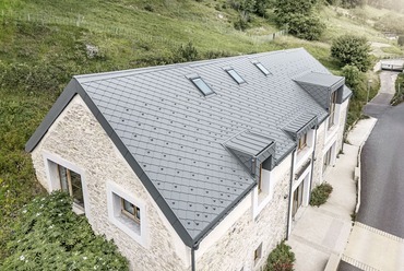  „La Grange à Gaby“ pajtaház, Engins, Franciaország. Tervező: Atelier Léger. Forrás: Prefa
