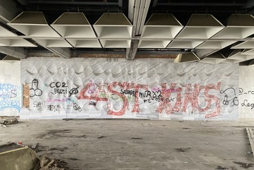 A megmentésre váró alkotás napjainkban. A grafitin túl, több eleme megrongálódott, tönkrement. Saját fotó: Nagy Zsuzsa
