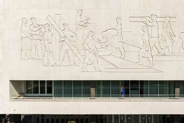 A megőrzött relief, Tar István alkotása. Fotó: Palkó György

