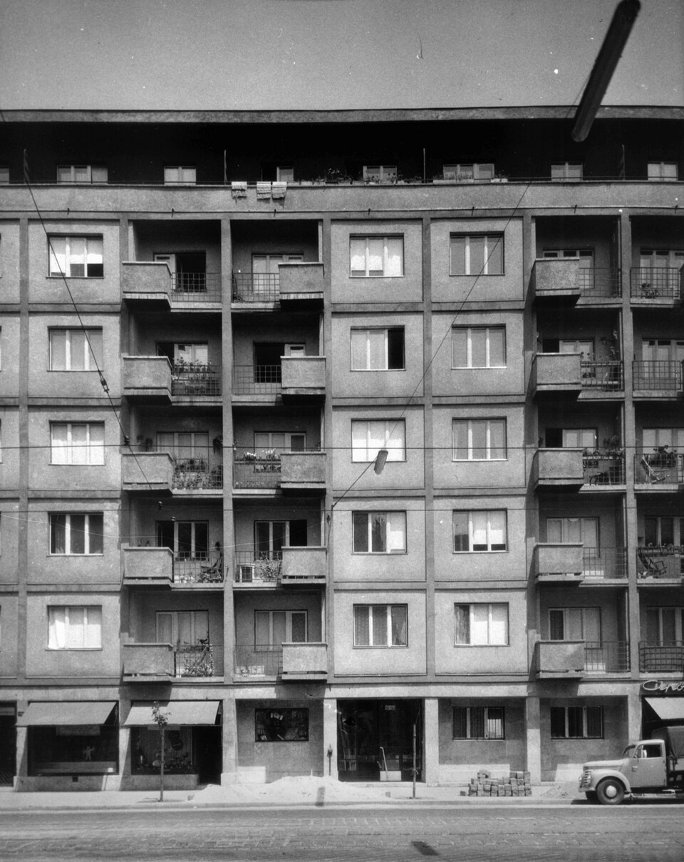 Üllői úti homlokzat 1959. / Üllői út 54-56. Tervező: Halászy Jenő

Fotó: Fortepan/Budapest Főváros Levéltára

