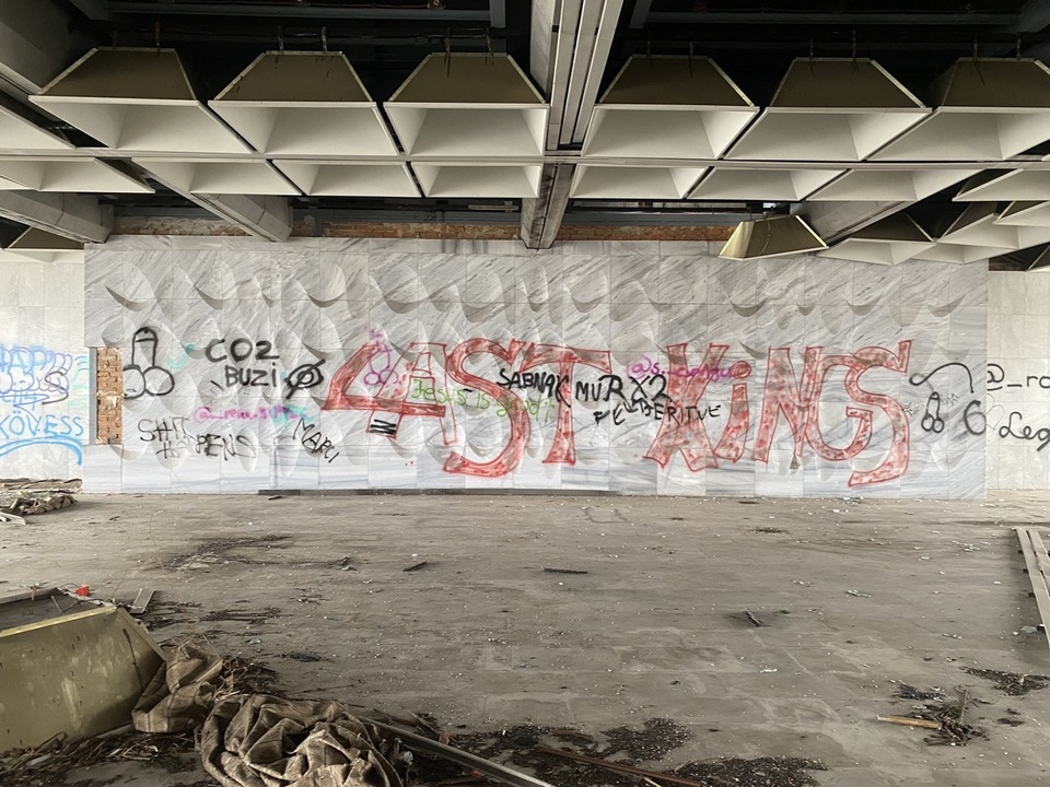 A megmentésre váró alkotás napjainkban. A grafitin túl, több eleme megrongálódott, tönkrement. Saját fotó: Nagy Zsuzsa