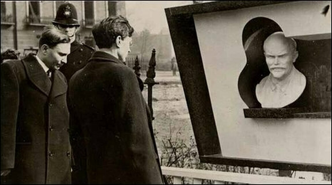 Lubetkin Lenin emlékműve 1941 //Holford Gardens, London // forrás: http://news.bbc.co.uk/2/hi/europe/8658408.stm