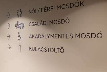 MOM Park közösségi mosdók. Tervező: Komp Design Stúdió. Fotó: Barakonyi Szabolcs
