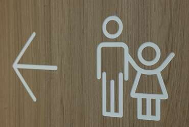 MOM Park közösségi mosdók. Tervező: Komp Design Stúdió. Fotó: Barakonyi Szabolcs
