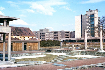 Szombathely, Iseum, háttérben jobbra az Isis Hotel. 1975. Forrás: Fortepan / Kristek Pál
