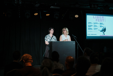 Tijana Dimitrievic DLA és Borsos Melinda DLA prezentálják munkájukat az EDGE Awards Topia/Virtual Insanity kategóriájában. Fotó: Hegyháti Réka
