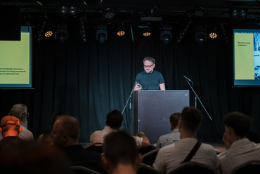 Alexa Zsolt mutatja be a Minusplus projektjét az EDGE Awards Hold It szekciójában. Fotó: Hegyháti Réka
