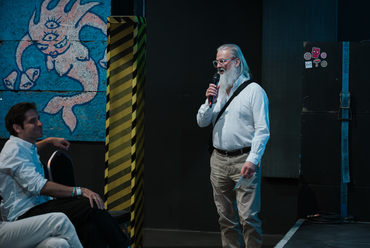 Csapó Balázs, az EDGE Fest kurátori csapatának tagja az EDGE Awards Hold It kategóriájának zsűrizését moderálja. Fotó: Hegyháti Réka

