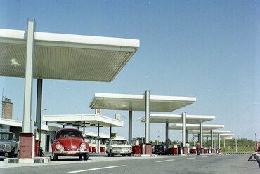 Siófok, M7-es, benzinkút a 94-es km-nél, 1971. Forrás: Fortepan 94948 / UVATERV
