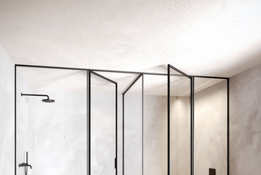 Határtalan térélmény fürdőszobai üvegmegoldásokkal. Forrás: Dual Glass Kft.
