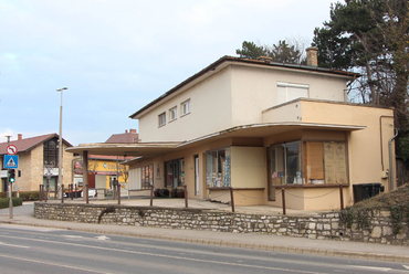 Balatonfüred, egykori benzinkút a felújítás előtt 2024-ben. Tervező: Káldy Ferenc / fotó: Wettstein Domonkos

