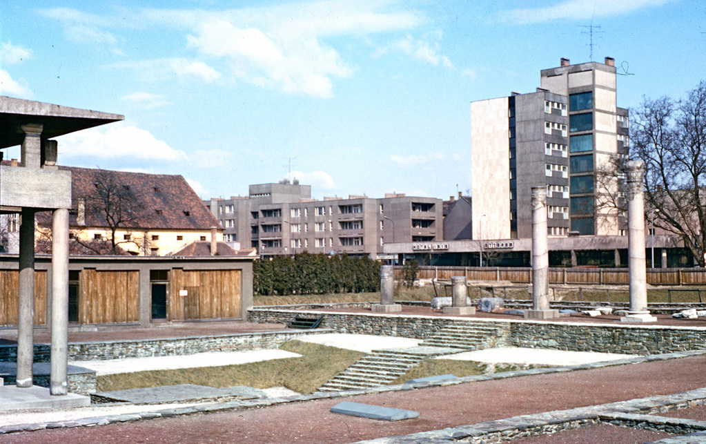 Szombathely, Iseum, háttérben jobbra az Isis Hotel. 1975. Forrás: Fortepan / Kristek Pál
