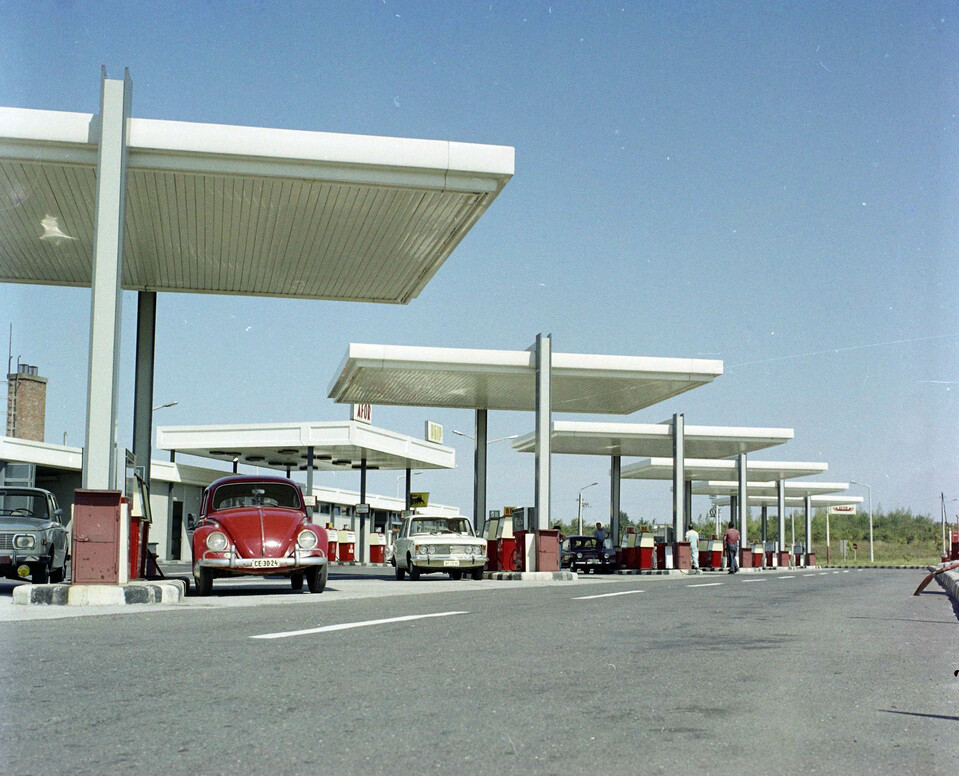 Siófok, M7-es, benzinkút a 94-es km-nél, 1971. Forrás: Fortepan 94948 / UVATERV
