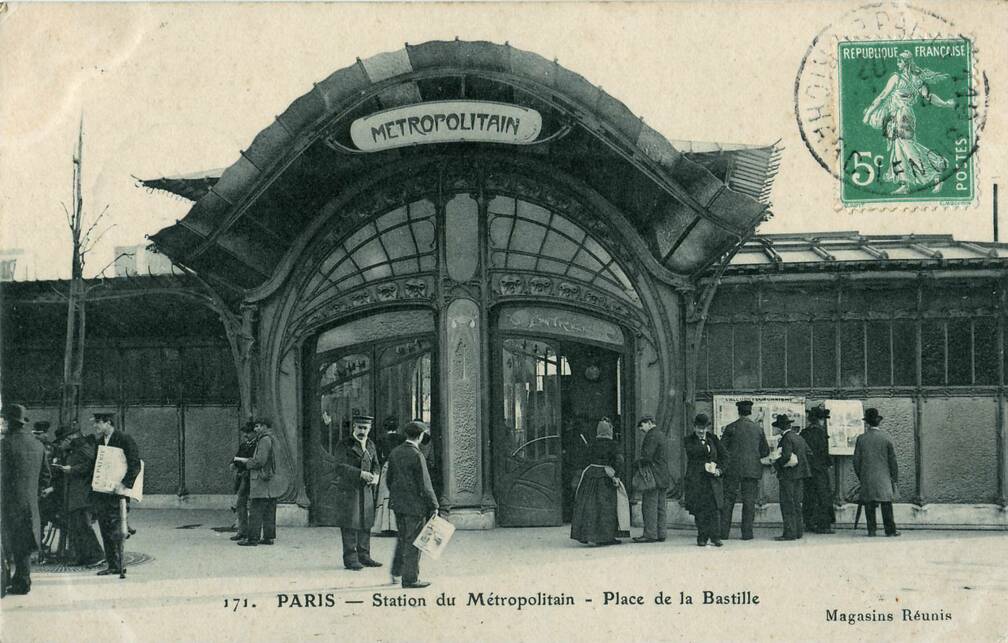 Egy 1962-ben lebontott metrólejáró. Forrás: Scanné par Claude_Villetaneuse - Collection personnelle/Wikipedia