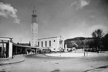 A Pasaréti tér archív képen, az 1930-as évek végén. A Rimanóczy Gyula tervezte buszvégállomás és Páduai Szent Antal plébániatemp