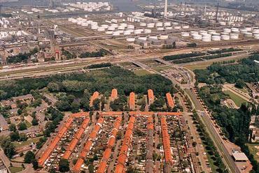 Hoogvliet egyik északi városnegyede a Shell finomítóival