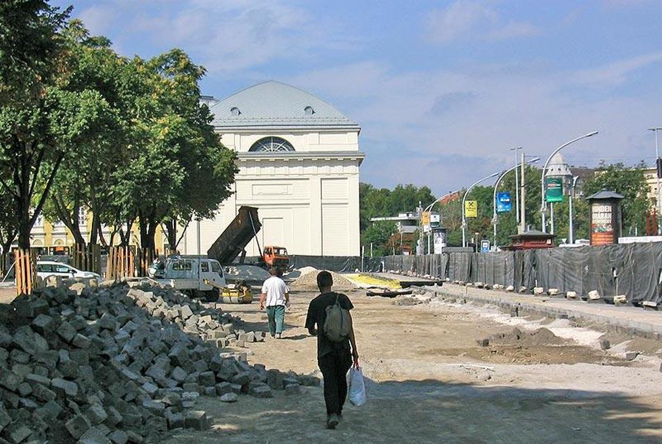 Park a város szívében - gőzerővel építik a lebontott bazársor mögött