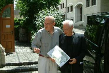 Makovecz Imre és Frank Gehry a dedikált könyvvel