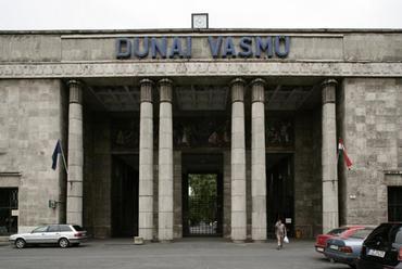 A Dunai Vasmű főbejárata, Dunaújváros, 1952-1953 (tervezők: Lauber László és Szendrői Jenő)