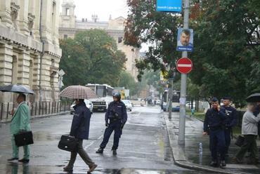 Szabadság tér 19-én reggel, Nádor utca felől