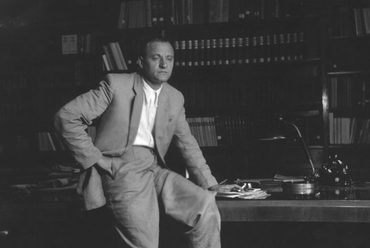 Fischer József az FKT elnökeként íróasztalánál, 1946