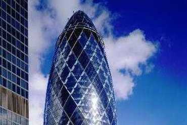 A 2004. évi győztes: Foster and Partners;  30 St Mary Axe, London (forrás: http://www.architecture.com)