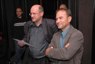 A képen jobbra Hartvig Lajos építész (Bánáti és Hartvig), aki három munkájával szerepelt a szavazáson