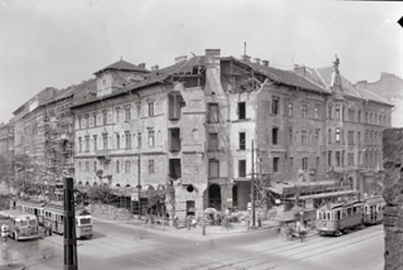 A József körút - Üllői út sarka 1956-os Corvin közi harcok után. Az Építészeti Múzeum gyűjteményéből.