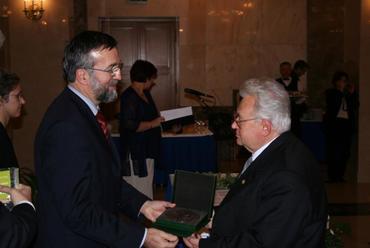  A díjat Dukrét Géza, a Bizottság elnöke vette át.