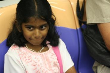 Szingapúr - kislány a metróban