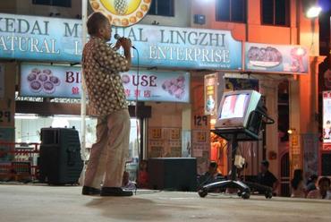 Melaka, karaoke a kínai negyedben szombat este