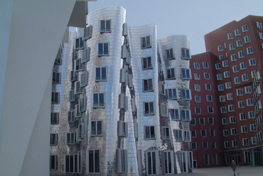 Kunst- und Medienzentrum Rheinhafen, Neuer Zollhof, Düsseldorf , Frank O. Gehry &amp; Associates (1996-1999)