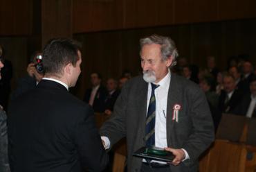 Molnár Attila átveszi a díjat