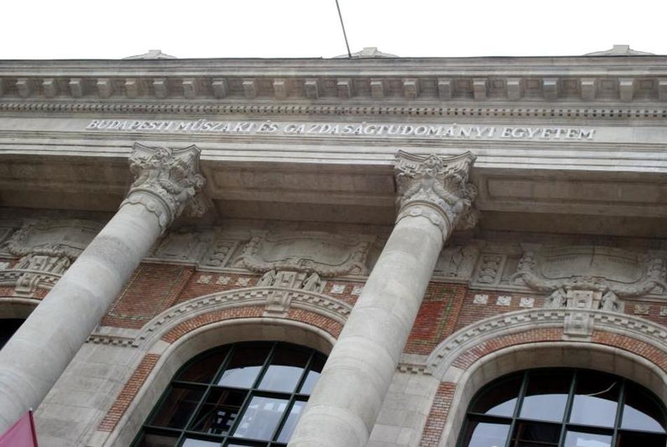 megújult a homlokzati felírás is