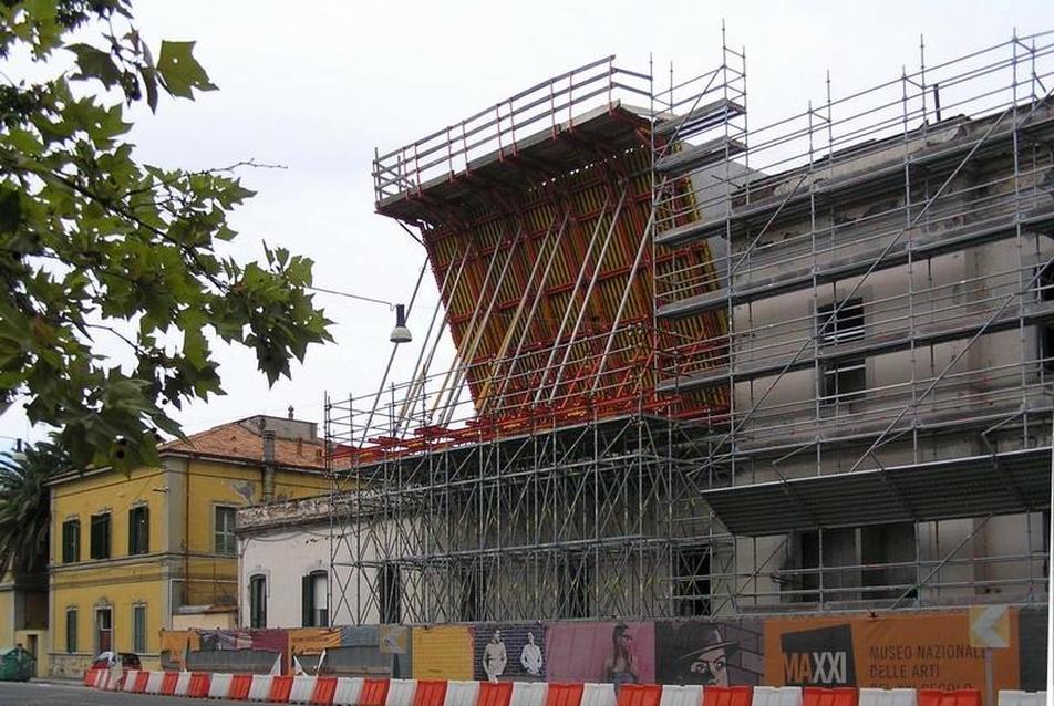 A Zaha M. Hadid tervei alapján épülő MAXXI 21. századi Művészeti Múzeum