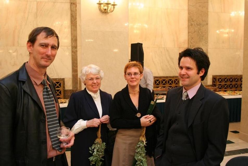Balra Dr. Anthony Gall, középen Csaba Katalin Ágnes az édesanyjával, jobbra Pintér Tamás János
