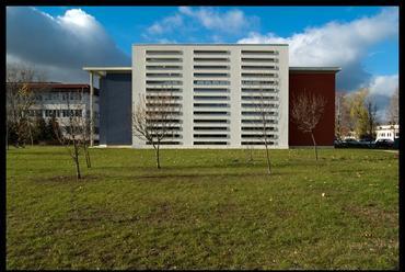 Tessedik Sámuel Főiskola Gazdasági Főiskolai Karának új épülete – építész: Építész Kaláka – fotó: Dénes György