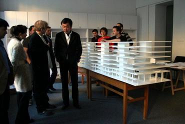 Janesch Péter, Kengo Kuma és építésztársaik a kormányzati negyed épület munkamodelljével, fotó: vm